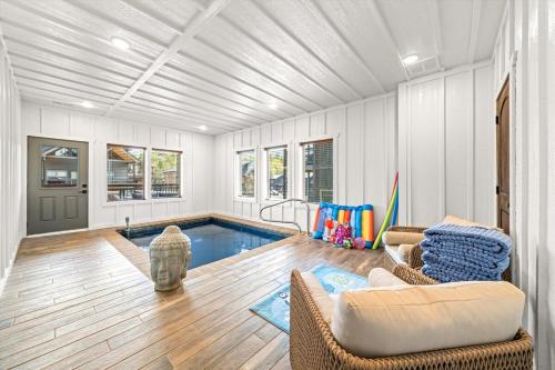 New Indoor Heated Pool Hot Tub Arcade EV Charger Pets in Pigeon Forge, United States