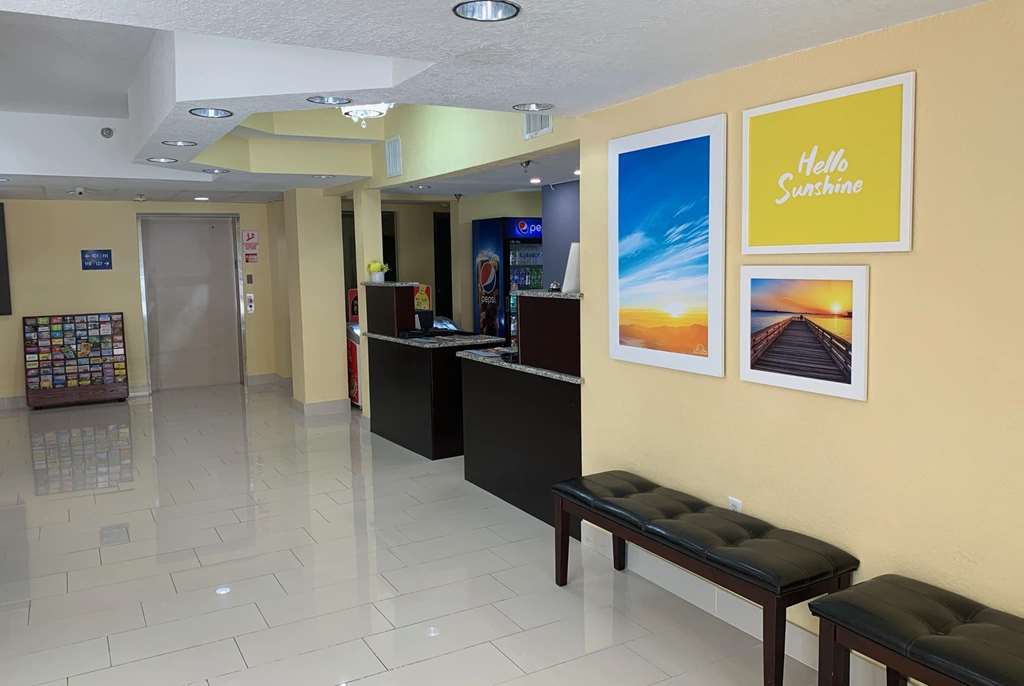 Days Inn & Suites by Wyndham Tampa Raymond James Stadium - photo 9
