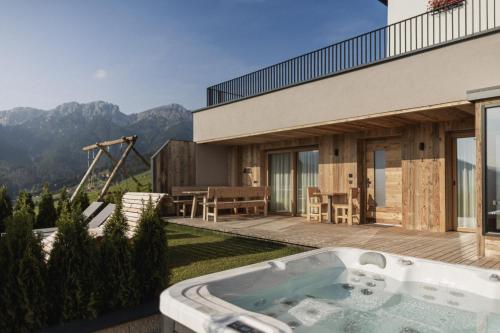 Rueper Hof Chalet Ruipa — 4-Star Luxury Hotel in Valdaora Di Mezzo, Italy