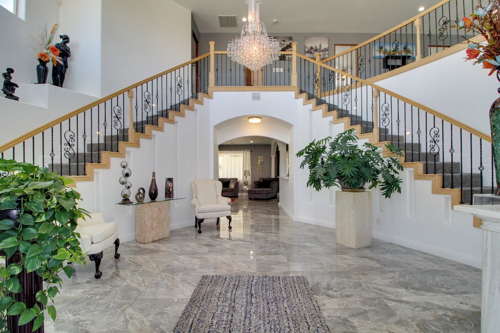 3 Mi to Rio Grande Albuquerque Home with Balcony — 4-Star Luxury Hotel in Albuquerque, United States