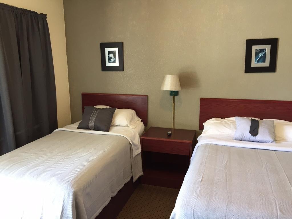 Highland Court Motel — Fairmont