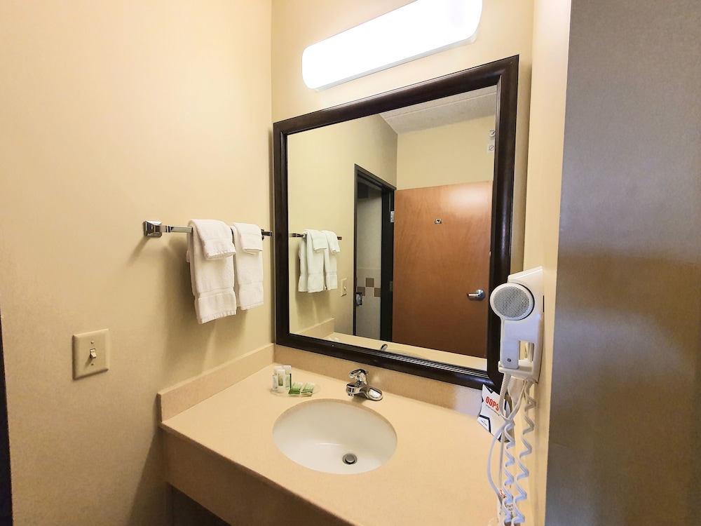 AmeriVu Inn & Suites Waconia - photo 46
