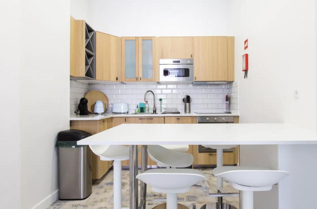 Beautiful 2BR high ceiling 50m from TimeOut market — 4-Star Luxury Hotel in Lisbon, Portugal
