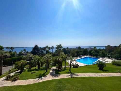 A085 Splendide Appartement Refait Neuf Avec Vue Mer — 4-Star Luxury Hotel in Vallauris, France