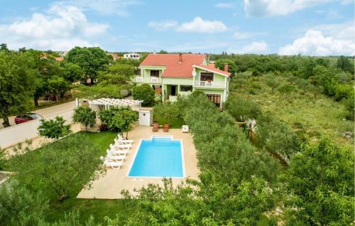 Six Bedroom Holiday Home In Sv Filip I Jakov — 4-Star Luxury Hotel in Sveti Filip I Jakov, Croatia