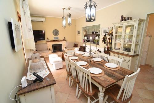 Villa Erato — 4-Star Luxury Hotel in Kineta, Greece