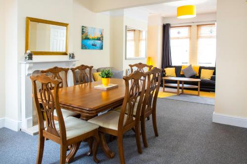 Newly Launched 3 Bedroom House with Free Parking — 4-Star Luxury Hotel in Litherland, United Kingdom