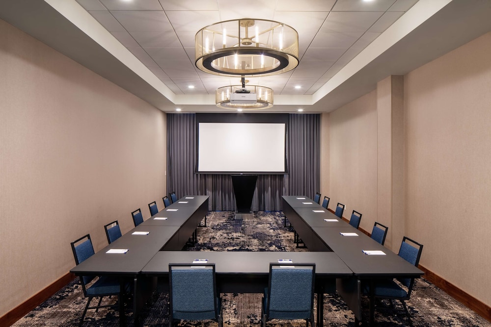 Hampton Inn Boston Seaport District - photo 39