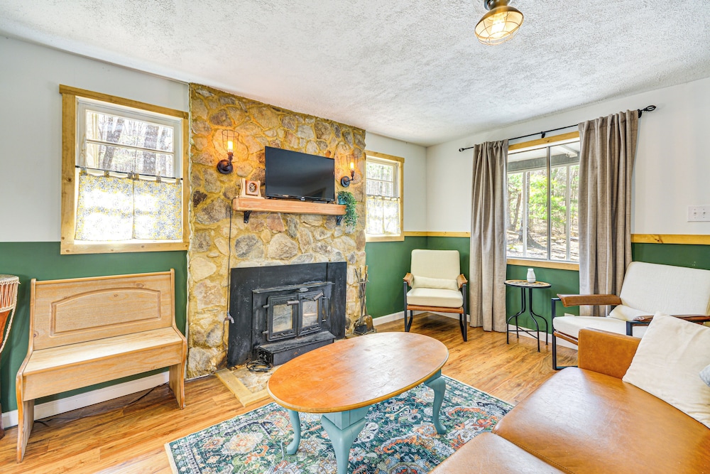3 Mi to Hanging Rock State Park: Outdoor Haven — hotel in Danbury