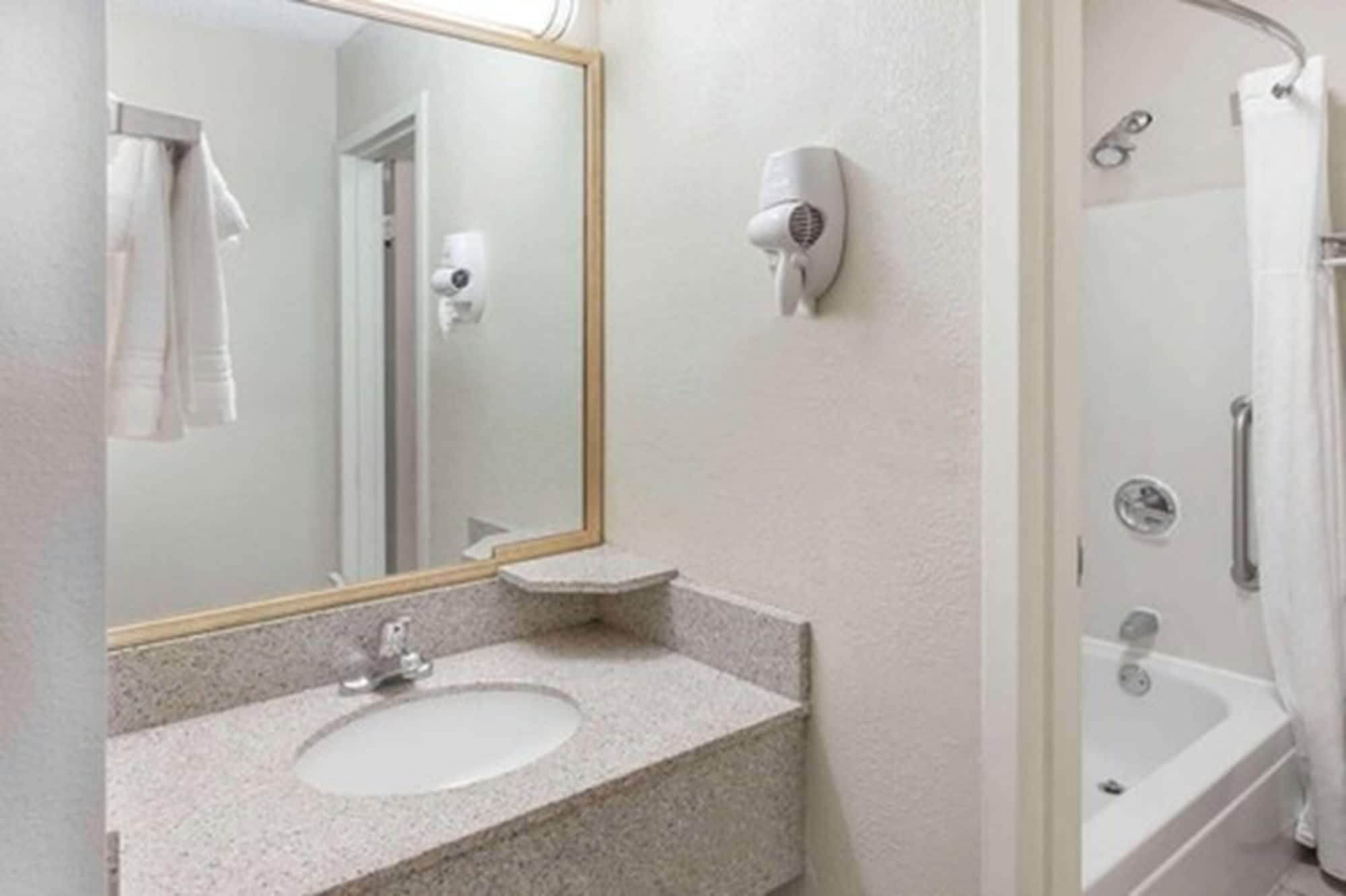 Baymont by Wyndham Auburn Hills - photo 3