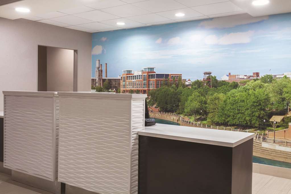 La Quinta Inn & Suites by Wyndham Columbus North - photo 6
