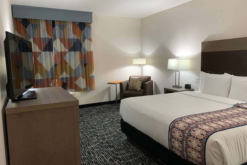La Quinta Inn & Suites by Wyndham Red Oak TX IH 35E - photo 9