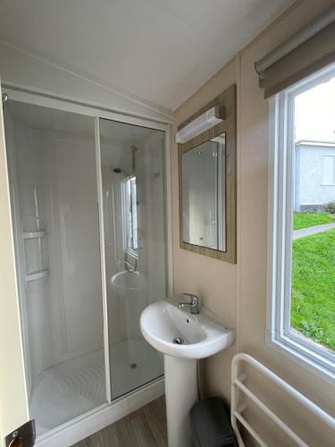 Newquay Bay Holiday Resort Caravan 73 — hotel in Porth