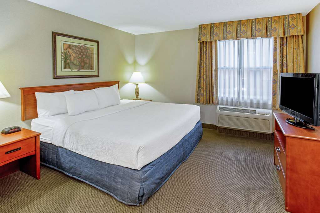 La Quinta Inn & Suites by Wyndham Appleton College Avenue - photo 10
