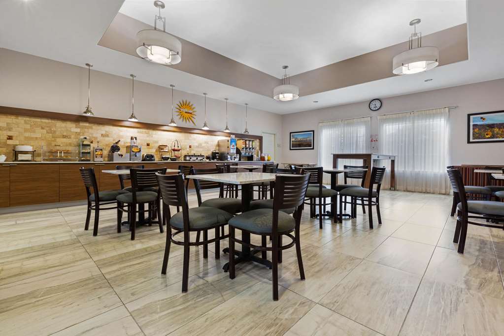 La Quinta Inn & Suites by Wyndham Alvin - photo 43