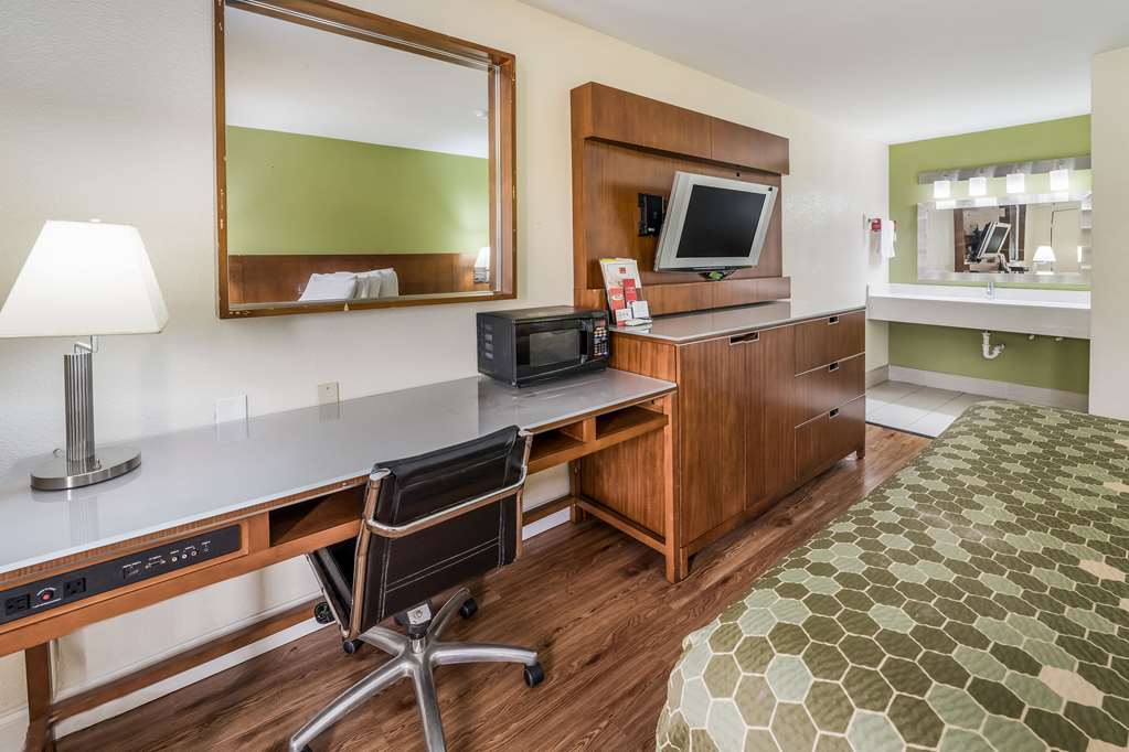 Econo Lodge Atlanta Airport East - photo 26