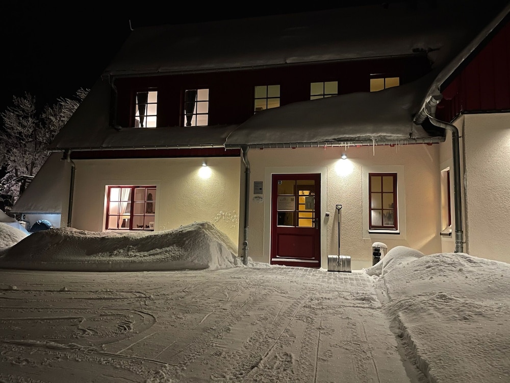 Appartementhaus Zur Bergwiese — 5-Star Luxury Hotel in Altenberg, Germany