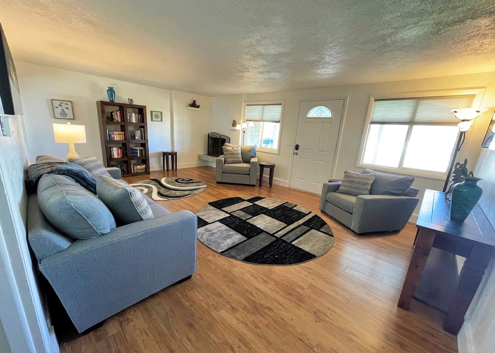 7 Bedroom Home with Views of the Rocky Mountains — 4-Star Luxury Hotel in Sandy, United States