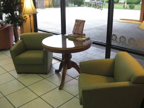 Lake Cecile Inn and Suites - photo 10