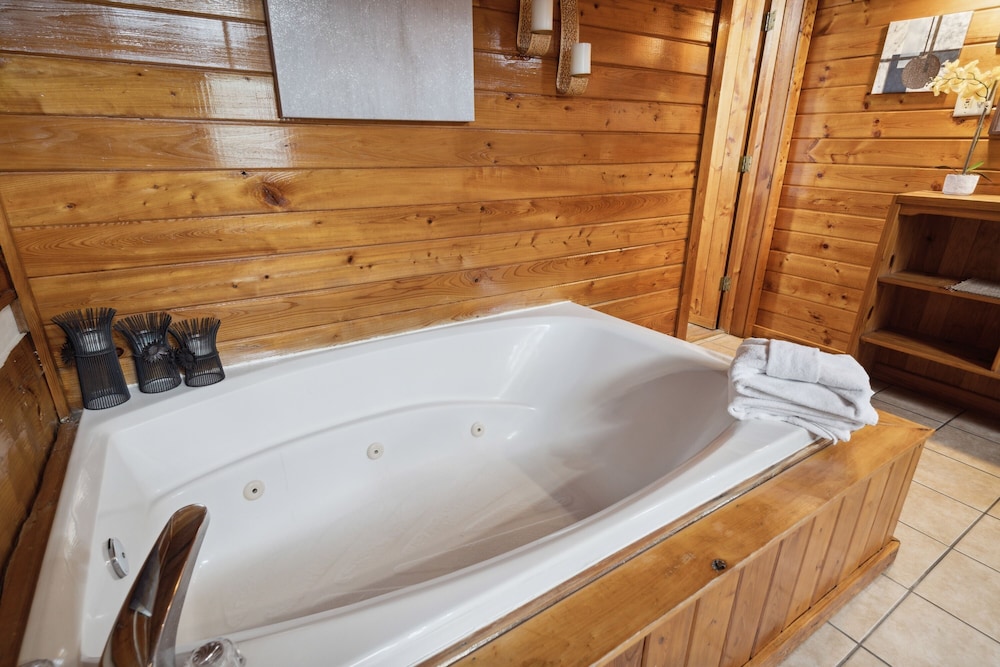 An Affair To Remember 1 Bedroom Cabin by Heavenly Views Resort - photo 16