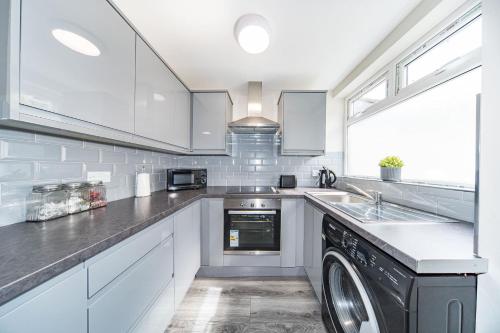 Ryan Air I Bnb Huge 4 Bedroom House With Free Parking — 4-Star Luxury Hotel in Liverpool, United Kingdom