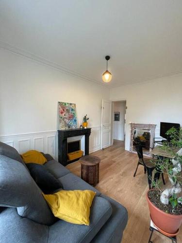 Joli 2 Pieces a Pantin Au Porte de Paris in Pantin, France