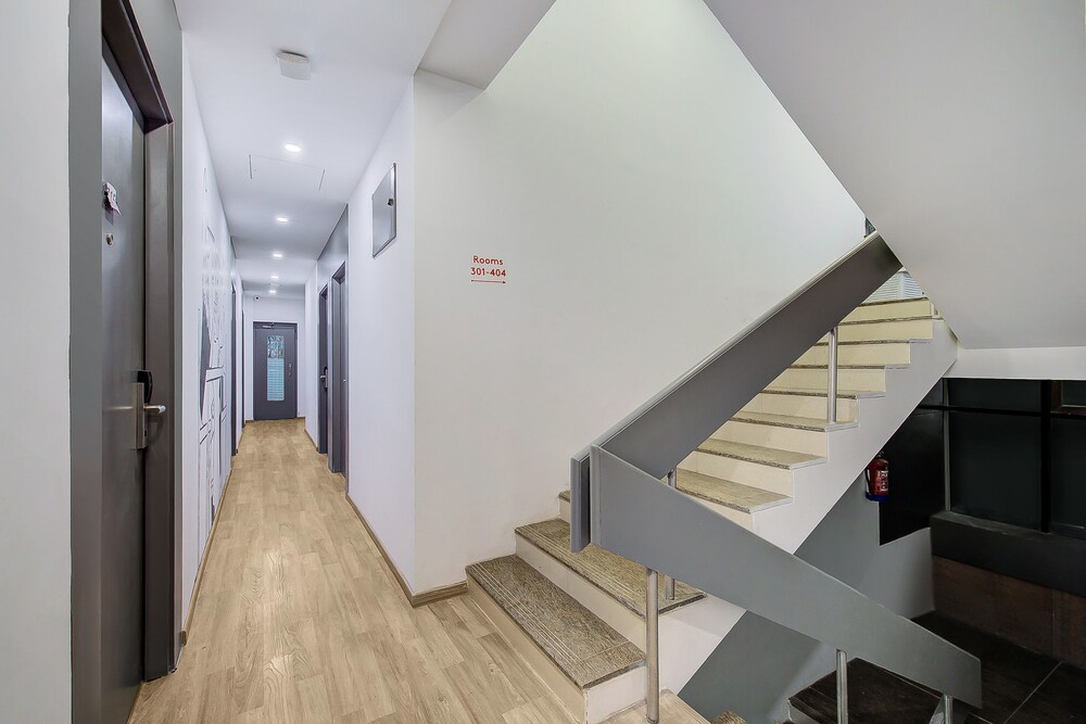 OYO Townhouse 71 Khar West Station