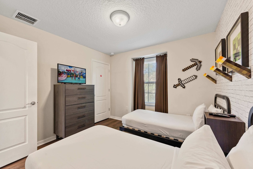 Beautiful Townhome With Splash Pool and Game Room - photo 41