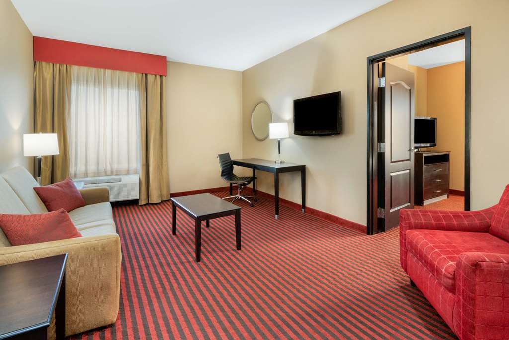 La Quinta Inn & Suites by Wyndham Boutte - photo 20