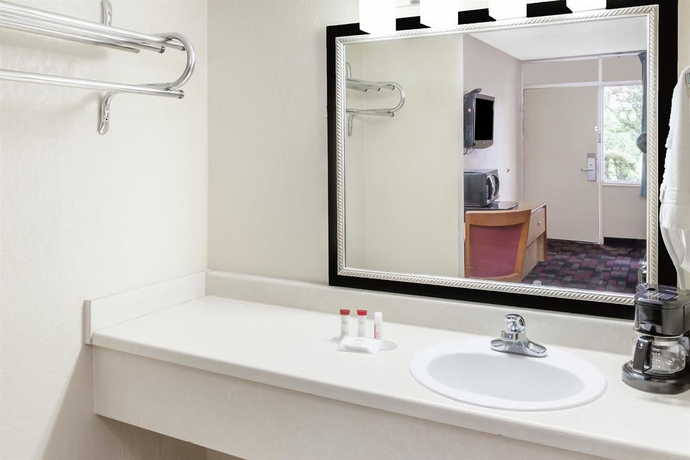 Ramada Clinton - photo 8
