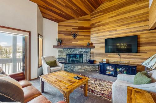 Lakeside Adventure — 4-Star Luxury Hotel in Bridgeport, United States