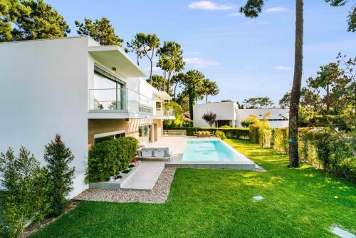 Luxury 4BR Villa w Pool & Cinema Golf By Airnest — 4-Star Luxury Hotel in Charneca, Portugal