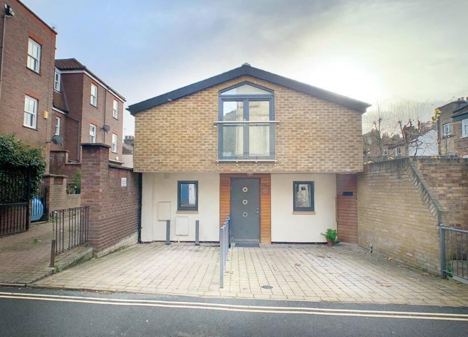 3 Bed House in central Richmond with driveway parking — 4-Star Luxury Hotel in Richmond, United Kingdom