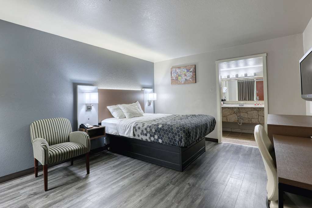 Econo Lodge Neenah - photo 33