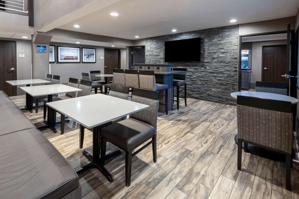 La Quinta Inn & Suites by Wyndham Anchorage Airport - photo 26