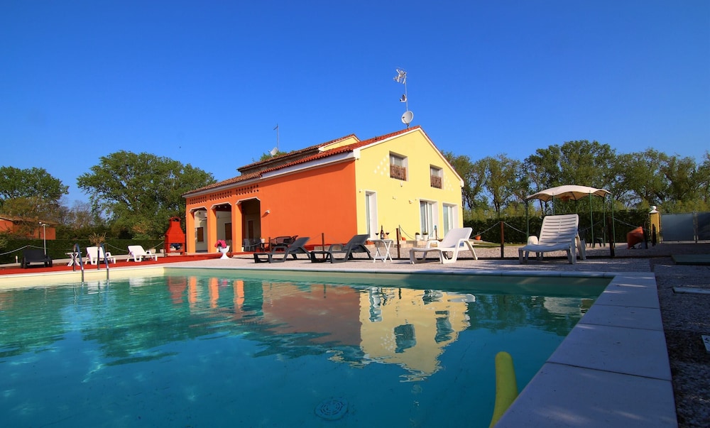 Venetian Villa With Pool and Sauna — 4-Star Luxury Hotel in Codevigo, Italy