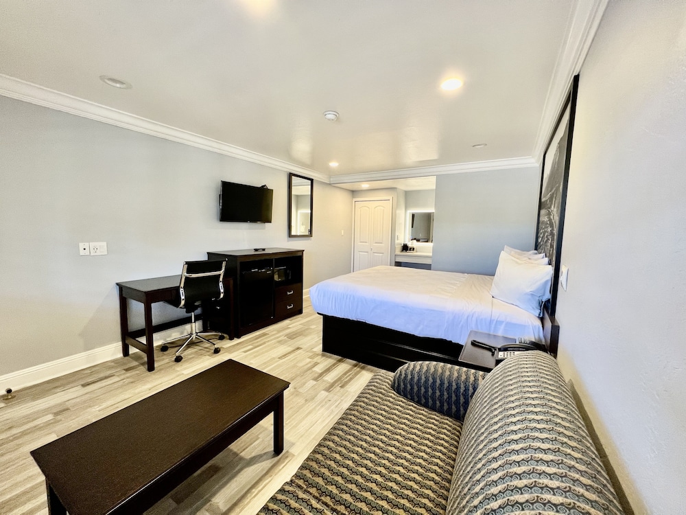 Aura Inn Monterey - photo 35
