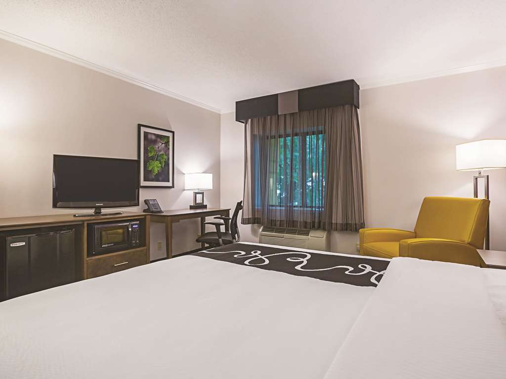 La Quinta Inn & Suites by Wyndham Atlanta Midtown Buckhead - photo 10