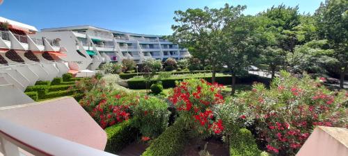 Studio 25m2 Cote Couchant Plages & Commerces - last minute hotel in Unknown City