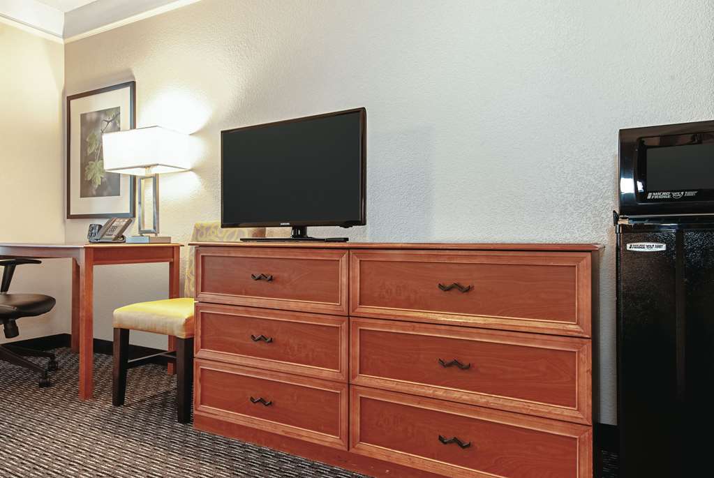 La Quinta Inn & Suites by Wyndham Ontario Airport - photo 25