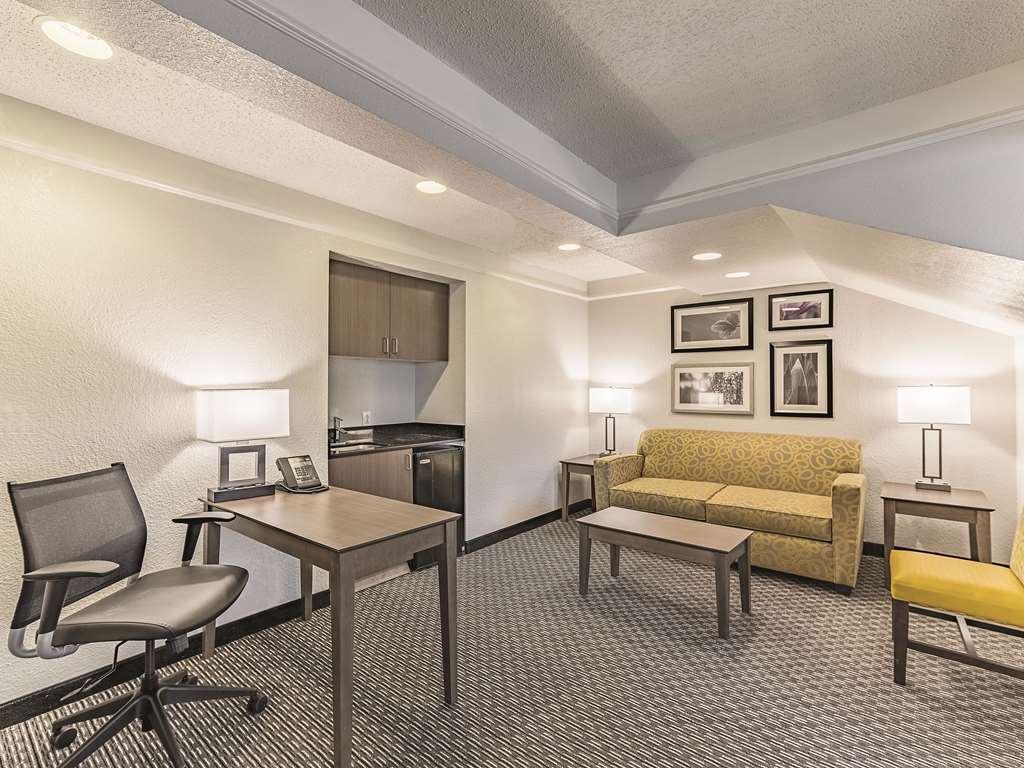 La Quinta Inn & Suites by Wyndham Austin Near The Domain - photo 33