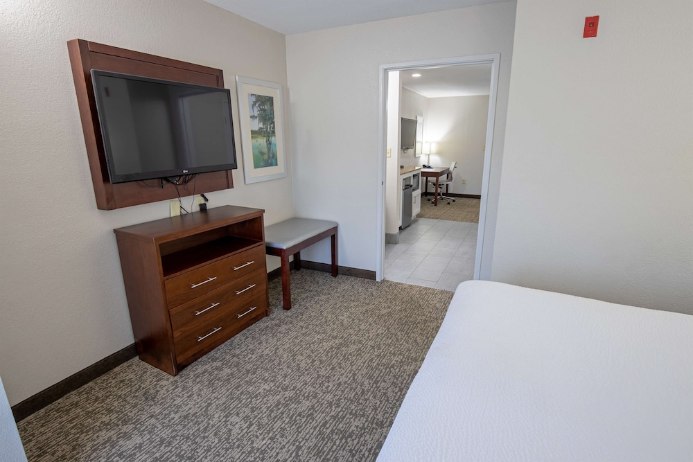 Best Western Plus Vermilion River Inn & Suites - photo 13