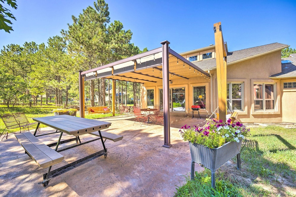 Serene Monument Sanctuary w Patio & Fire Pit - photo 4