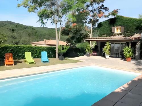 Villa spacieuse avec piscine à Rocher 180 m 10 pers. — 4-Star Luxury Hotel in Labegude, France