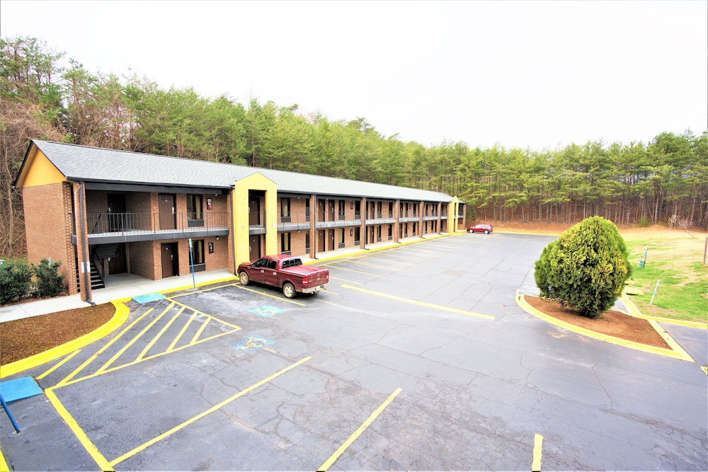 Columbus Inn and Suites - photo 29