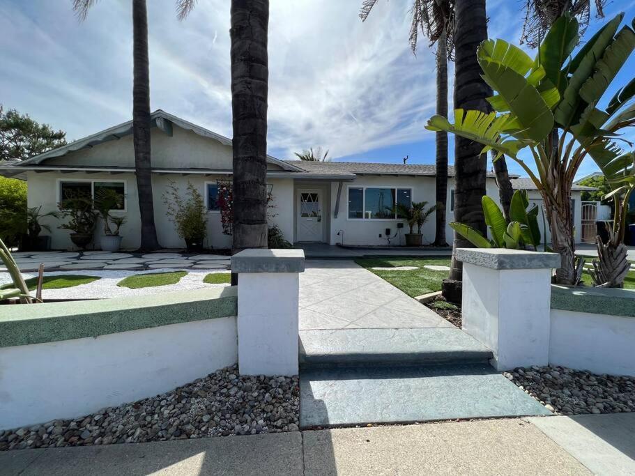 Modern 4 King Beds Beautiful Large Backyard Golf WFH Long Stays WI FI FWY 25 mins to Beach — 4-Star Luxury Hotel in Casa Conejo, United States