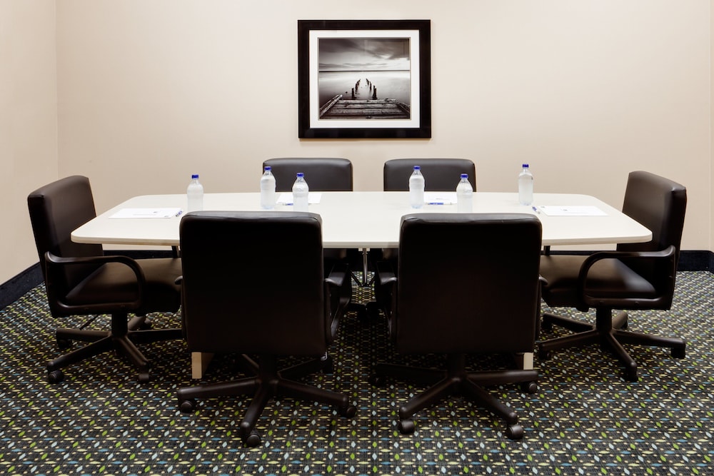 Holiday Inn Express and Suites by IHG - photo 26