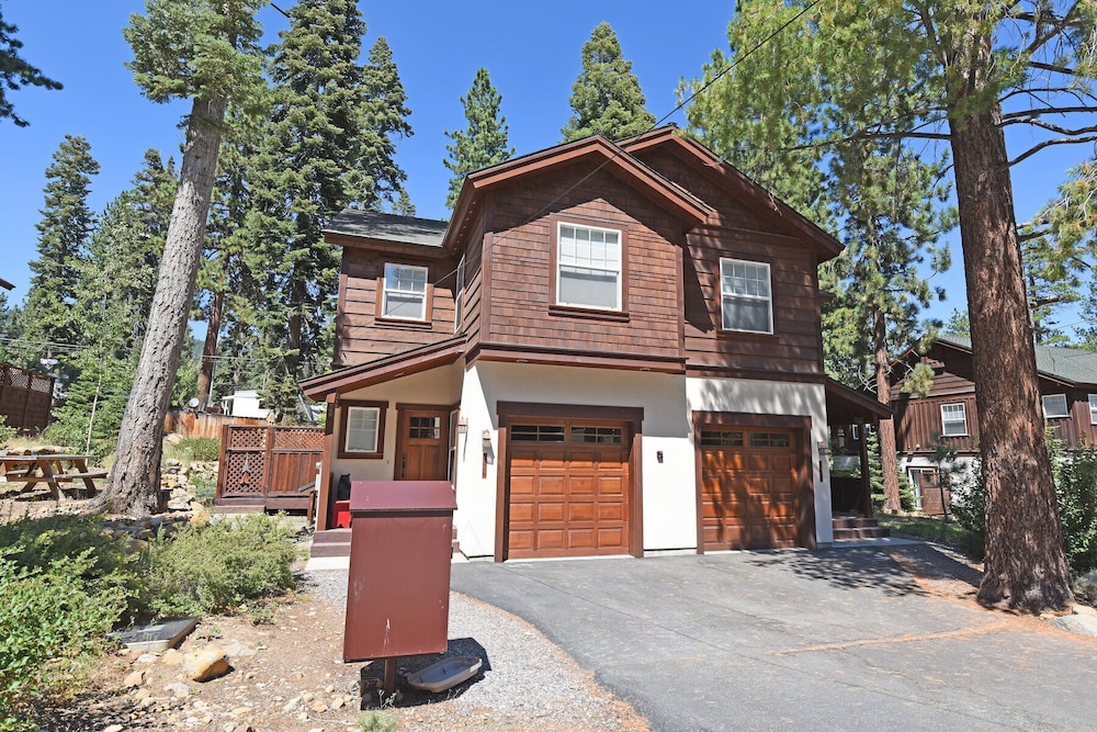 Sunny Woods Acres Near Golf & Adventure Park - featured photo