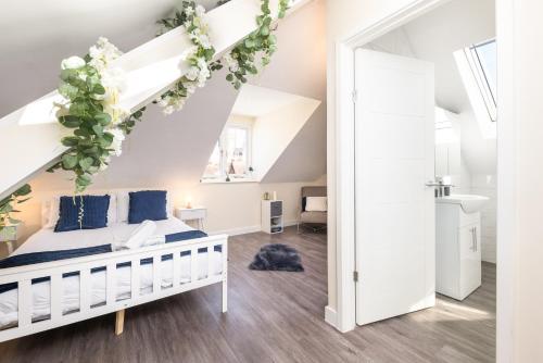 Spacious City Centre 2 Bedroom Penthouse with Cathedral Views — 4-Star Luxury Hotel in Canterbury, United Kingdom