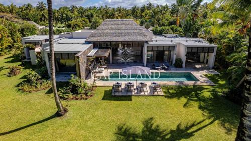 Prestigious villa on Golf Facing Ile aux Cerfs — 4-Star Luxury Hotel in Grande Riviere Sud Est, Mauritius